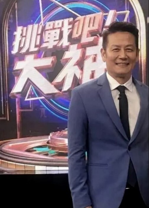 猛男草翻小母狗全程露脸丝袜情趣 - AI禁忌幻想